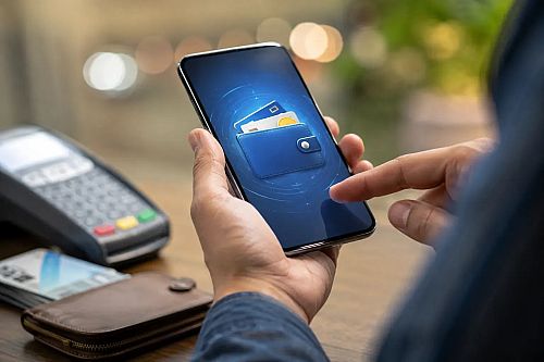 چگونه از کارت‌های بانکی کمتر استفاده کنیم تا حساب‌های اصلی ایمن‌تر بمانند؟